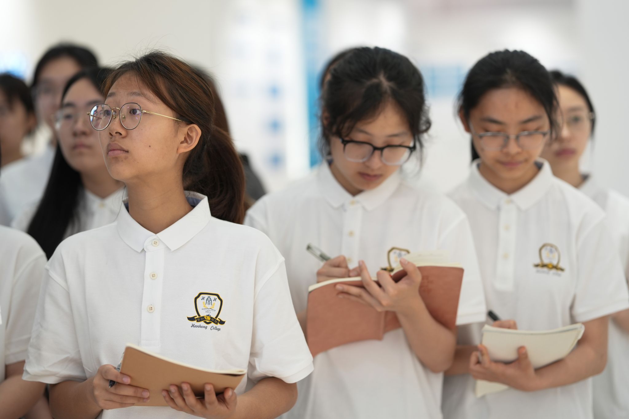 文件名称:4月25日,西南大学校长王进军为学生上思政课,同学们认真笔记。周久淞 摄.jpg原图大小:2.60MB