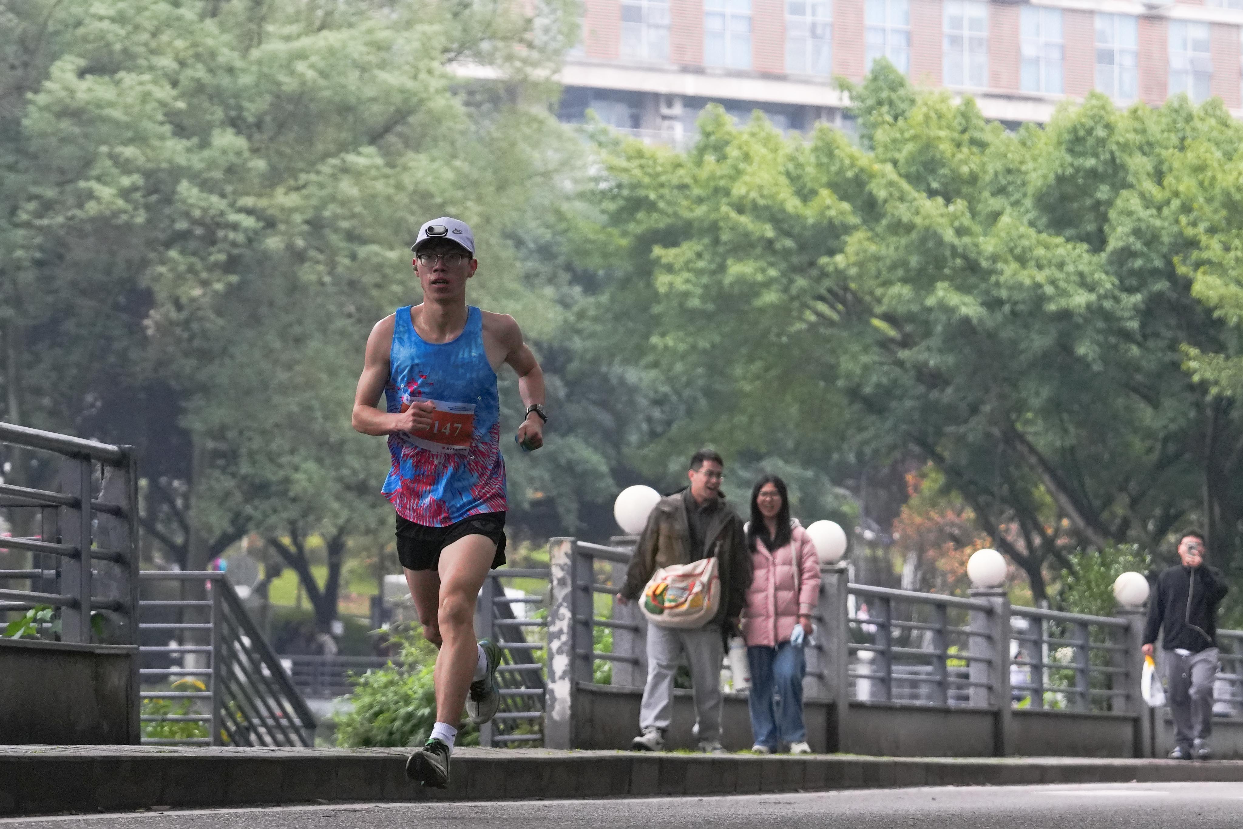 文件名称:12月6日,西南大学,5000余名师生校园健康跑5。兰天 摄.j.jpg原图大小:0.99MB