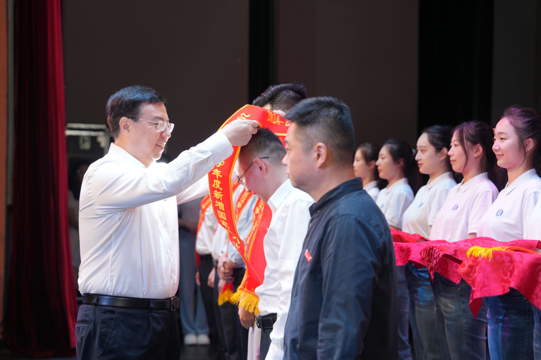 文件名称:王校长上绶带.jpg原图大小:35.54MB