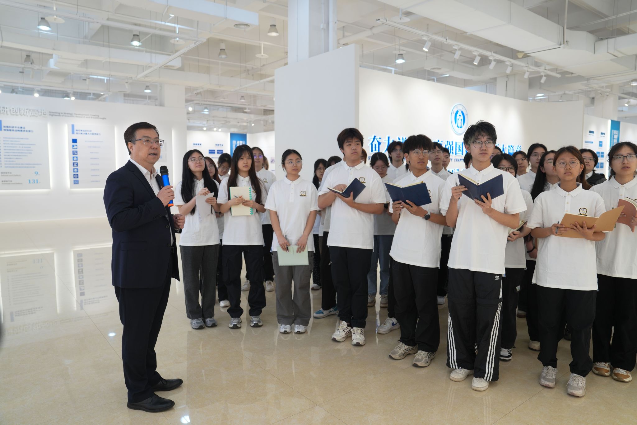 文件名称:4月25日,西南大学校长王进军为学生上思政课,讲述学校科技成果发展。周久淞 摄.jpg原图大小:3.30MB