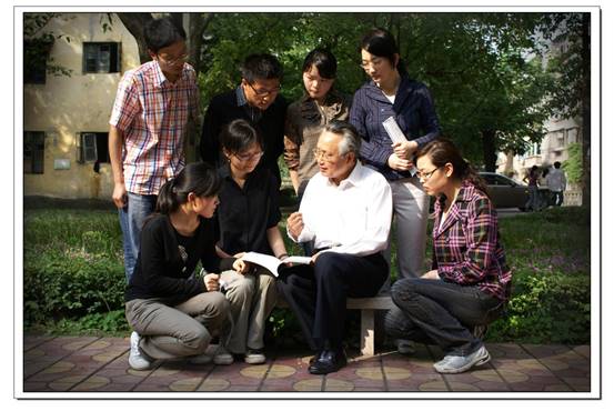 clip_image004.jpg 说明: 黄希庭教授指导研究生